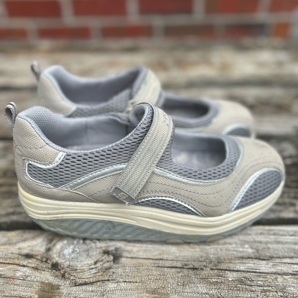 Skechers Shape-Ups Mary Jane Leather & Synthetic Strap Sneakers Shoes Size 8.5 - Picture 2 of 11